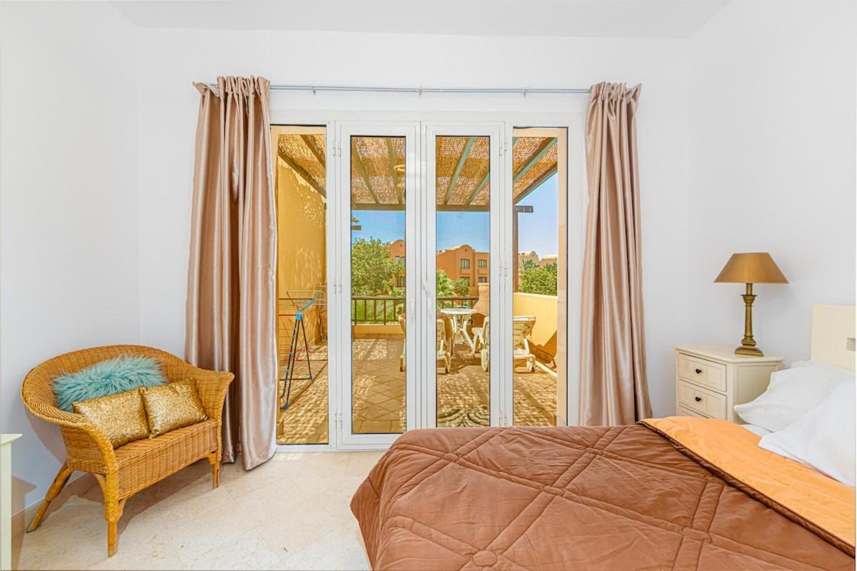 Townhouse With Roof Terrace,balcony And Large Pool *