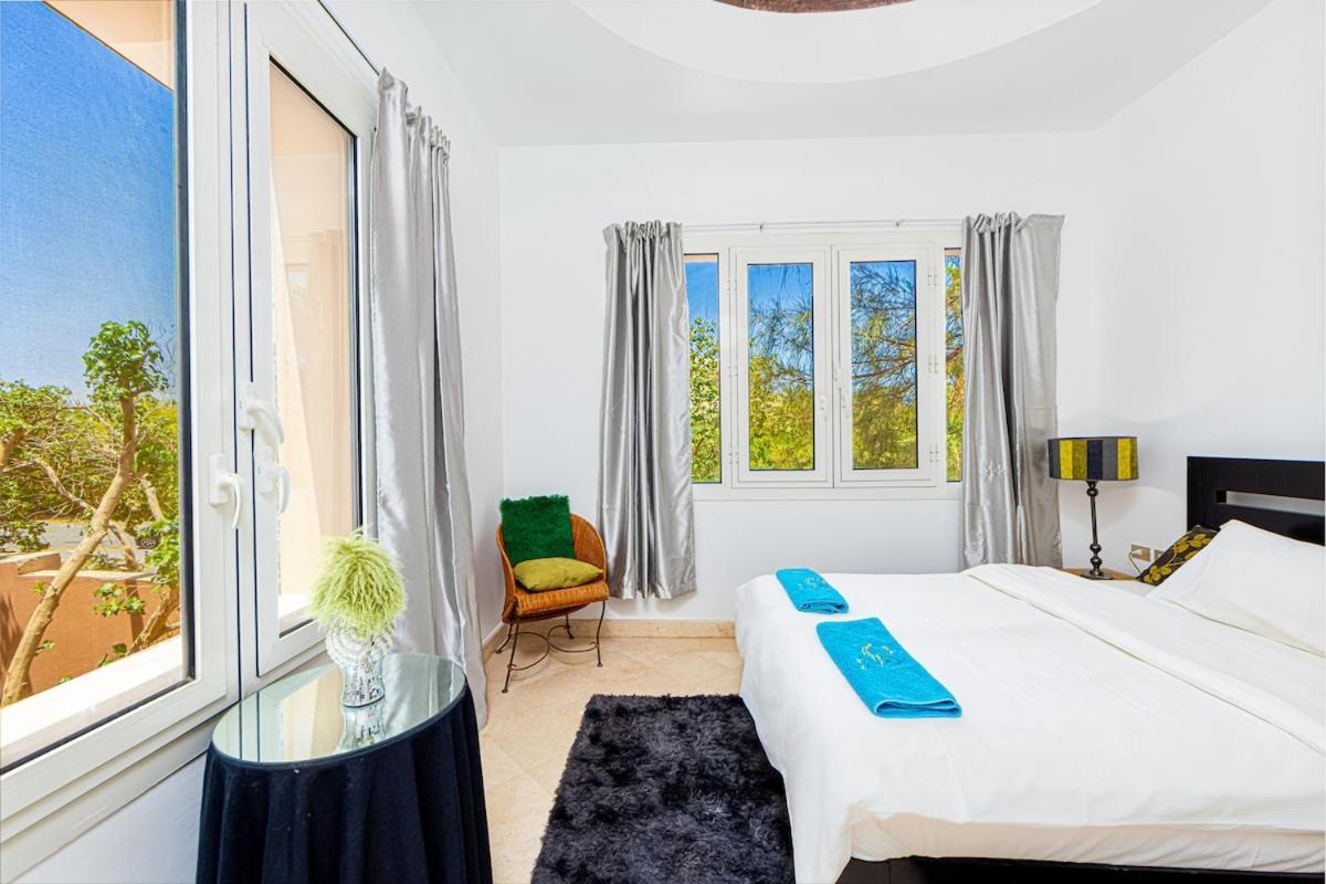 Townhouse With Roof Terrace,balcony And Large Pool Apartment *