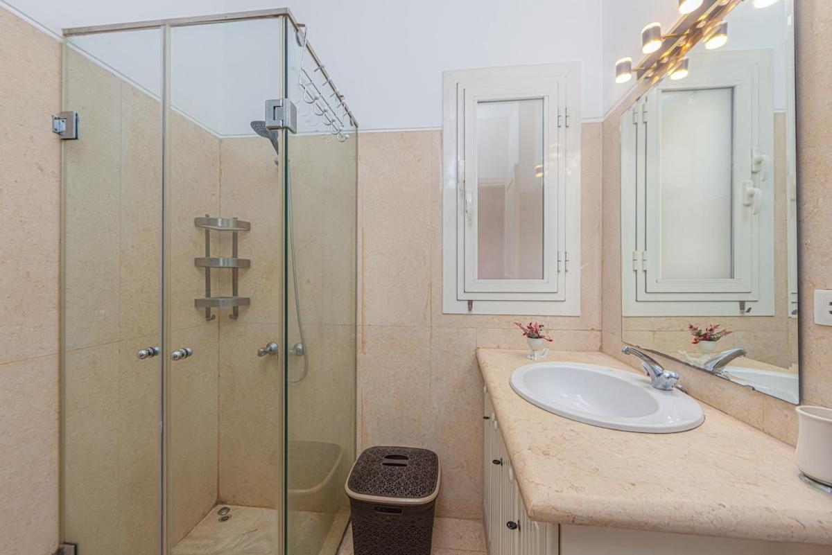 Townhouse With Roof Terrace,balcony And Large Pool Apartment *